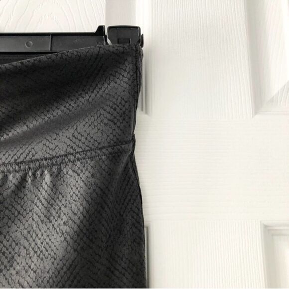 Spanx Black Faux Leather Snake Embossed High Rise Biker Shorts Small - Picture 4 of 6